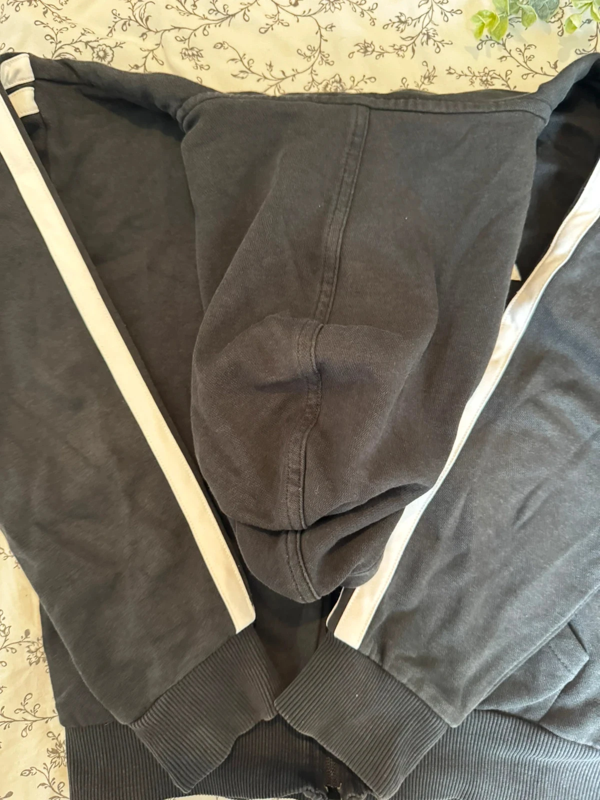 Unisex Adidas zip-up hooded sweatshirt in size 9-10 years. – photo 4